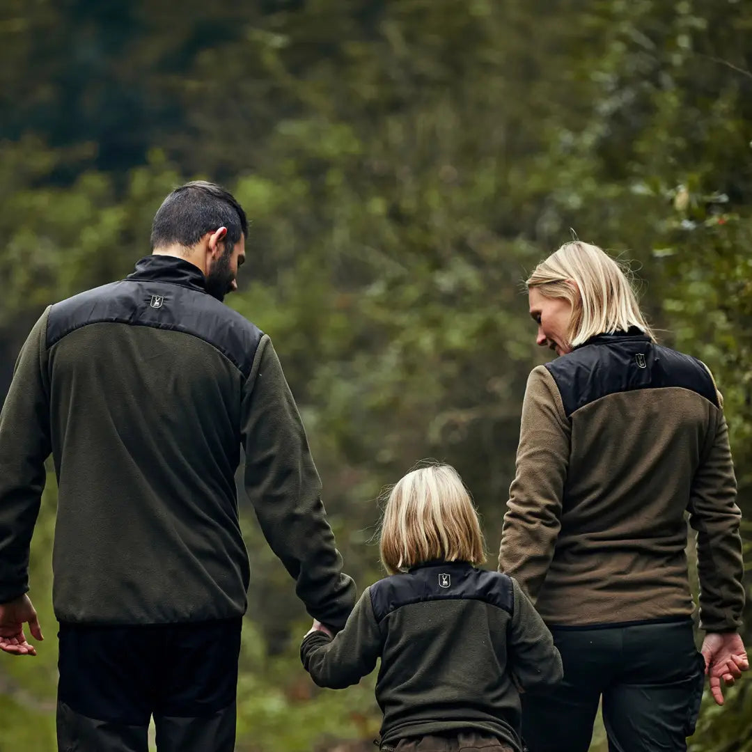 Family enjoying nature hand-in-hand while wearing Deerhunter Lady Northward Fleece Jacket