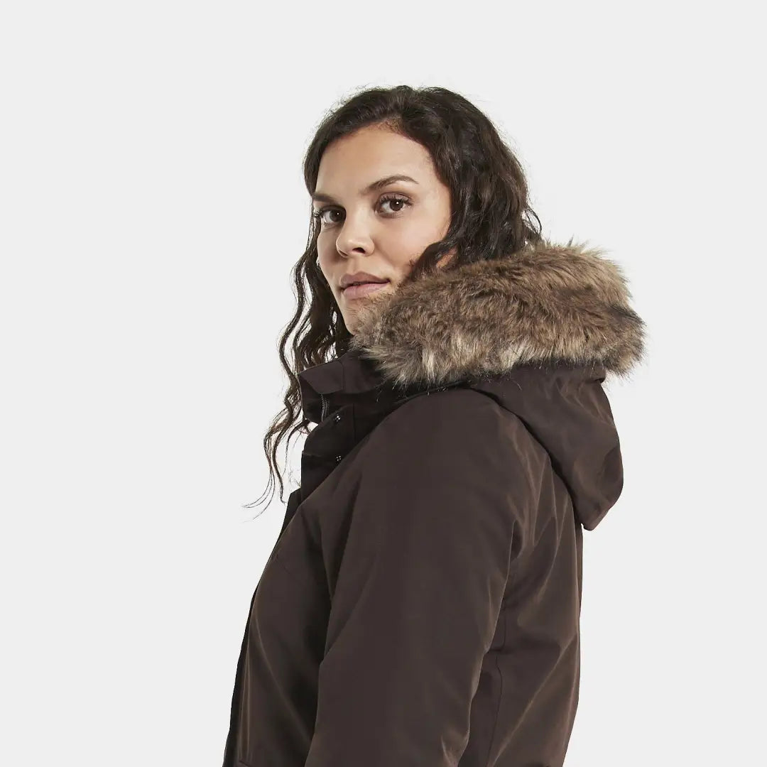 Woman in a dark Didriksons Erika Womens Parka 3 with fur-trimmed hood