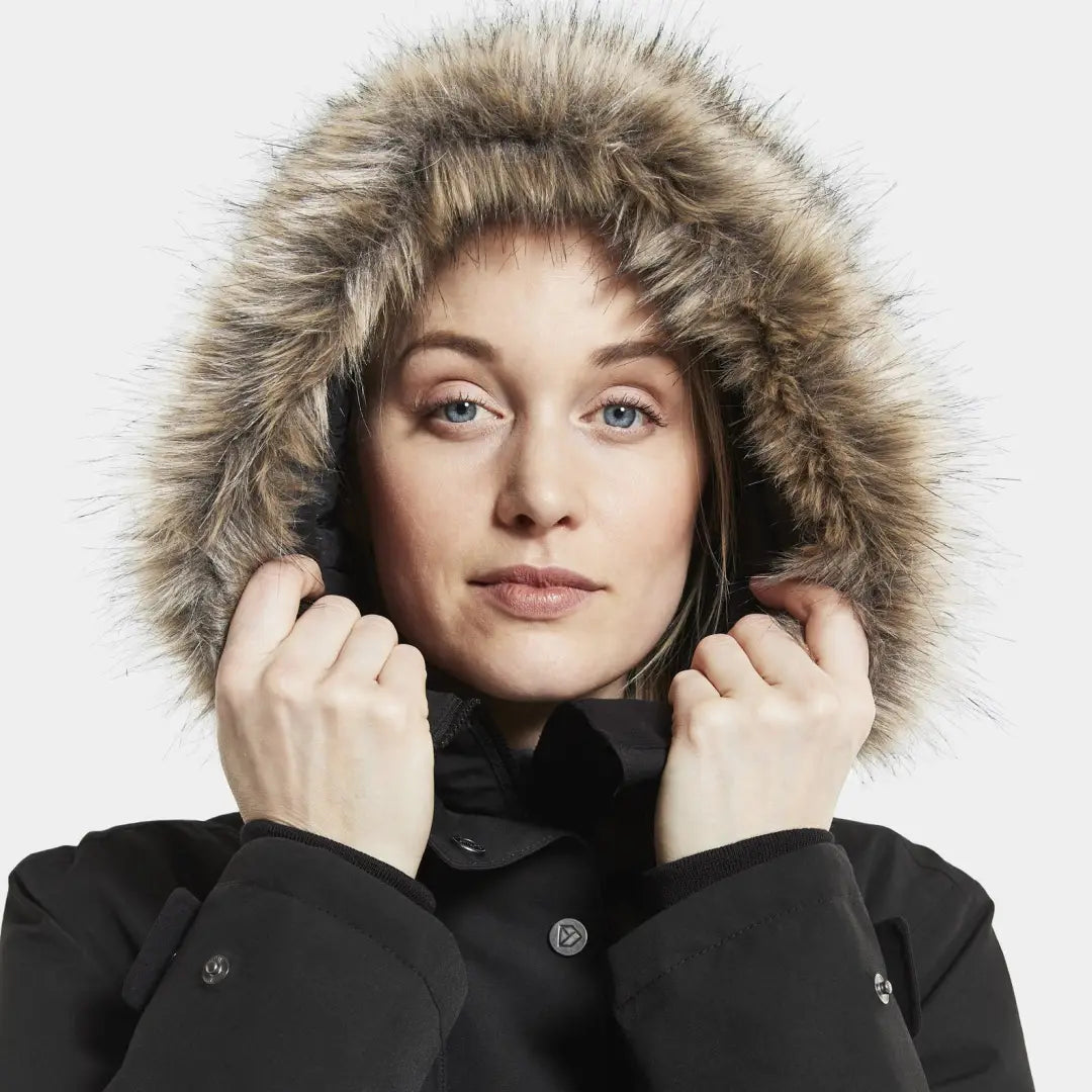 Person rocking the Didriksons Erika Womens Parka 3 with a cool fur-trimmed hood