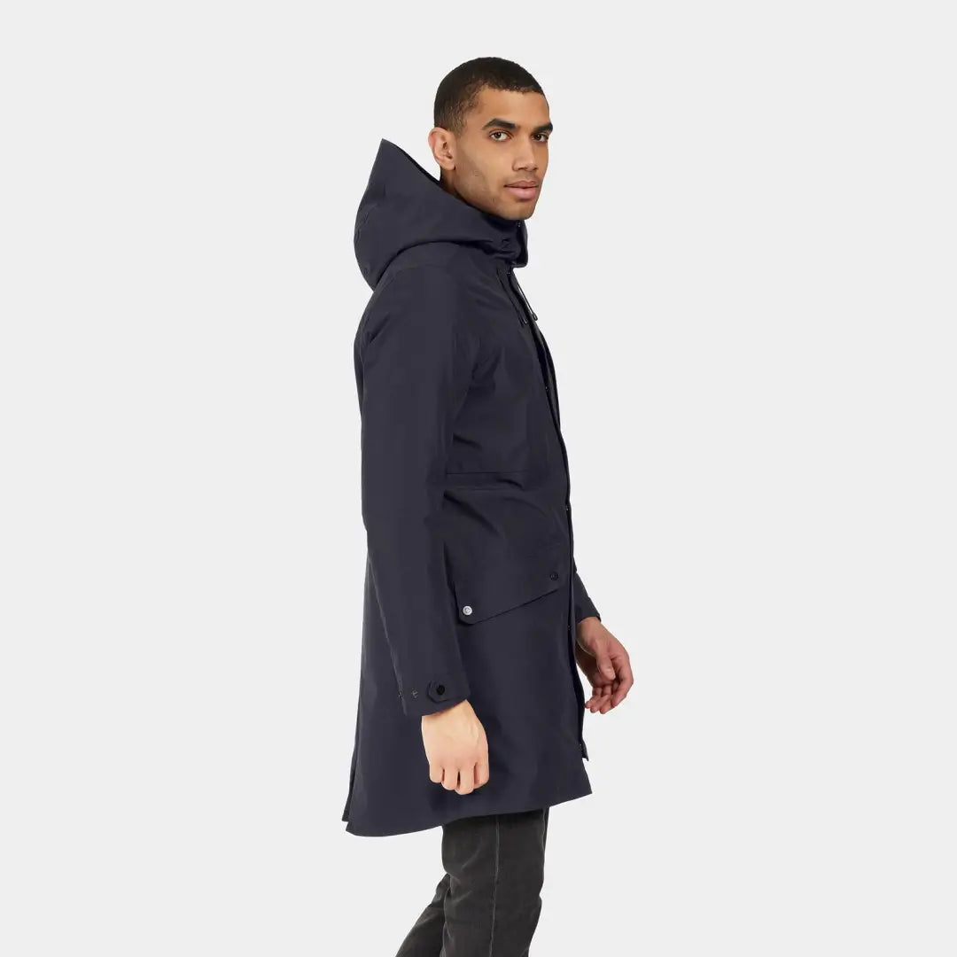 Navy blue Didriksons Falke Parka with streamlined design and sophisticated accents