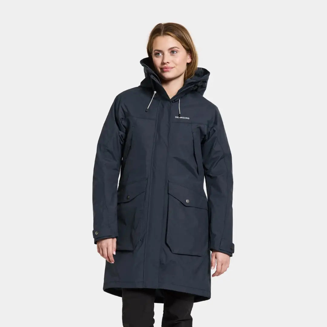 Woman in a dark blue Didriksons Thelma Parka, fully waterproof and windproof, rocking iconic style