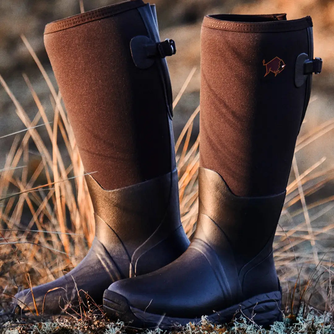 Gateway1 Woodwalker Lady 17’’ 4mm Wellington Boots in brown and black on dry grass