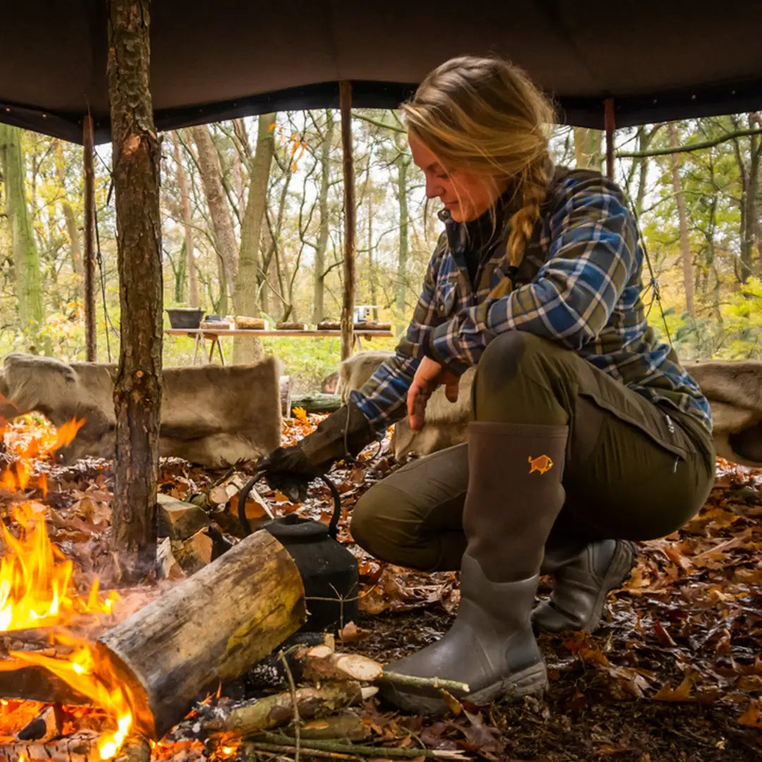 Person enjoying a campfire in Gateway1 Woodwalker Lady 17’ 4mm Wellington Boots