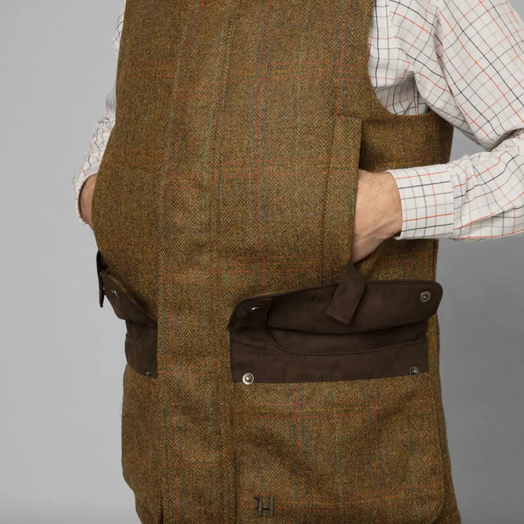 Tweed Härkila Kenmore Waistcoat with pockets and checkered shirt sleeve, featuring press button closure