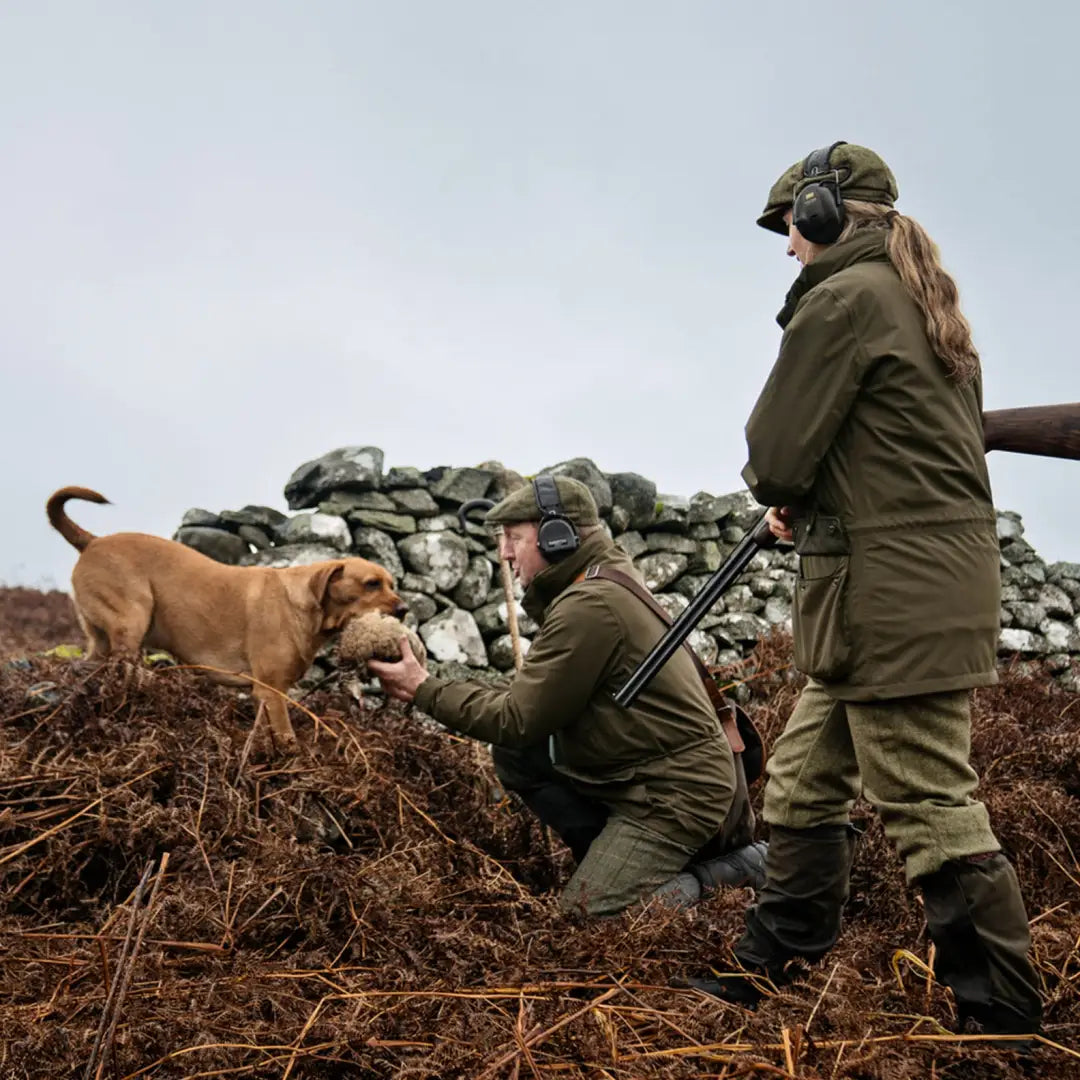 Two hunters in Harkila Ladies Orton Tech HWS Jacket with a dog on a hunting trip