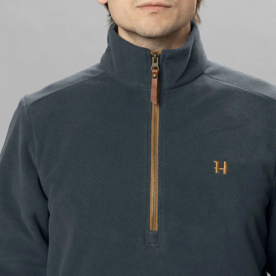 Dark gray Harkila Sandhem 200 pullover fleece with gold H logo, perfect for country clothing