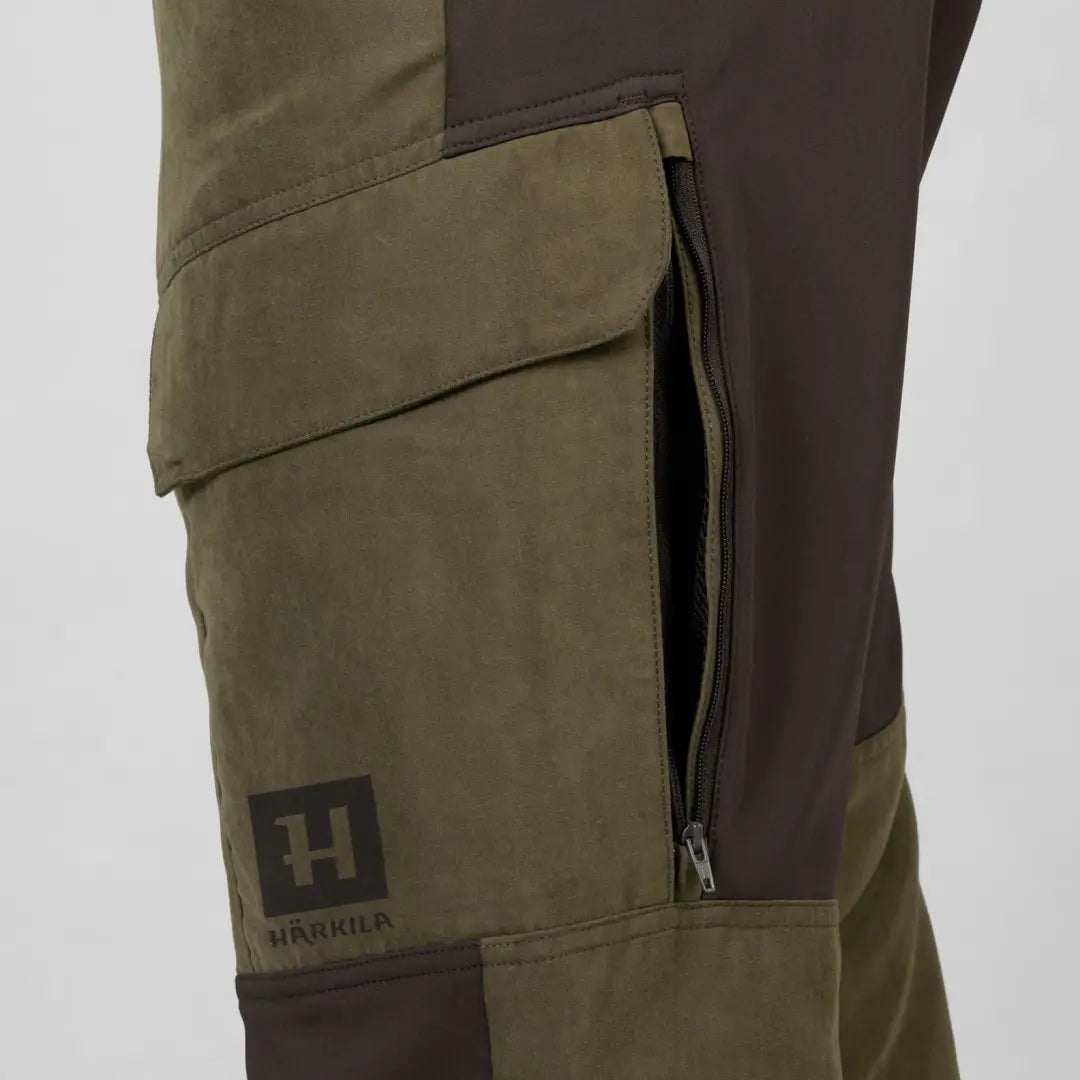 Cargo pocket on Härkila Scandinavian Trousers with zipper and brand logo