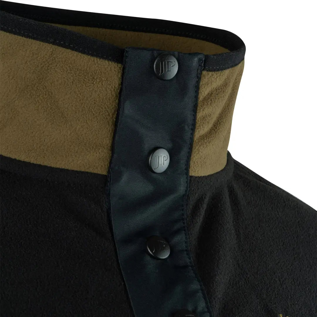 Collar detail of Jack Pyke Snap Neck Fleece Top in contrasting colors and snap buttons