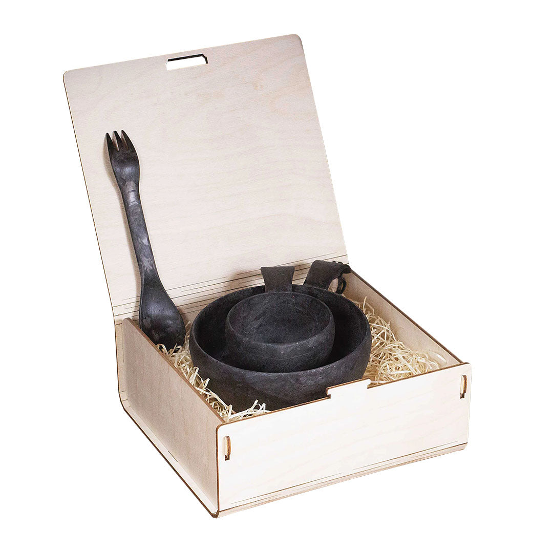 Wooden box with black bowls and utensil from Kupilka Small Premium Gift Set