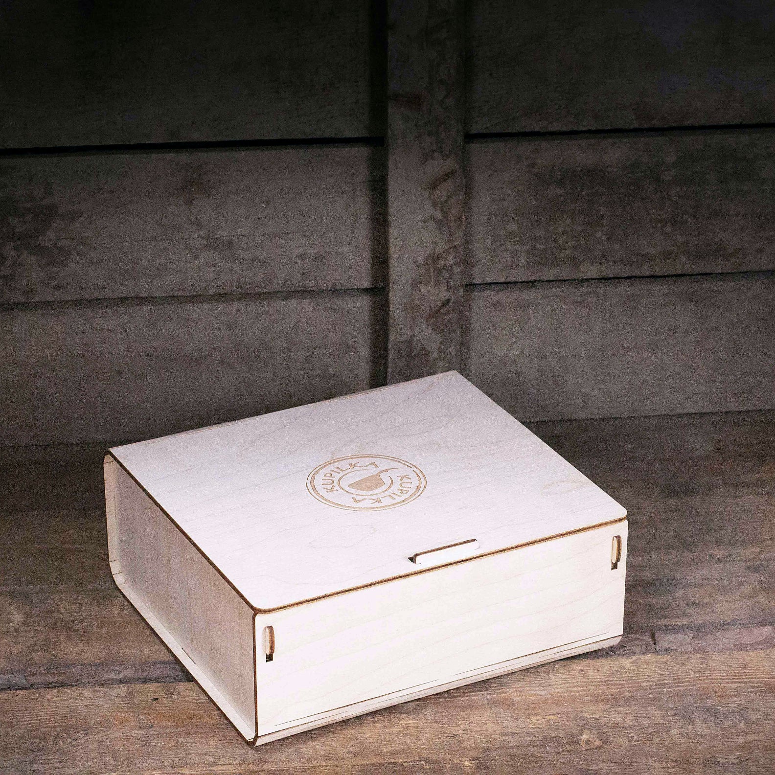 Light-colored wooden box with lid in Kupilka Small Premium Gift Set