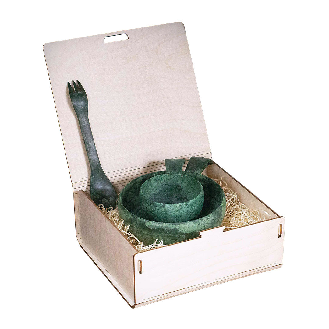 Wooden box with green bowls and a fork from the Kupilka Small Premium Gift Set