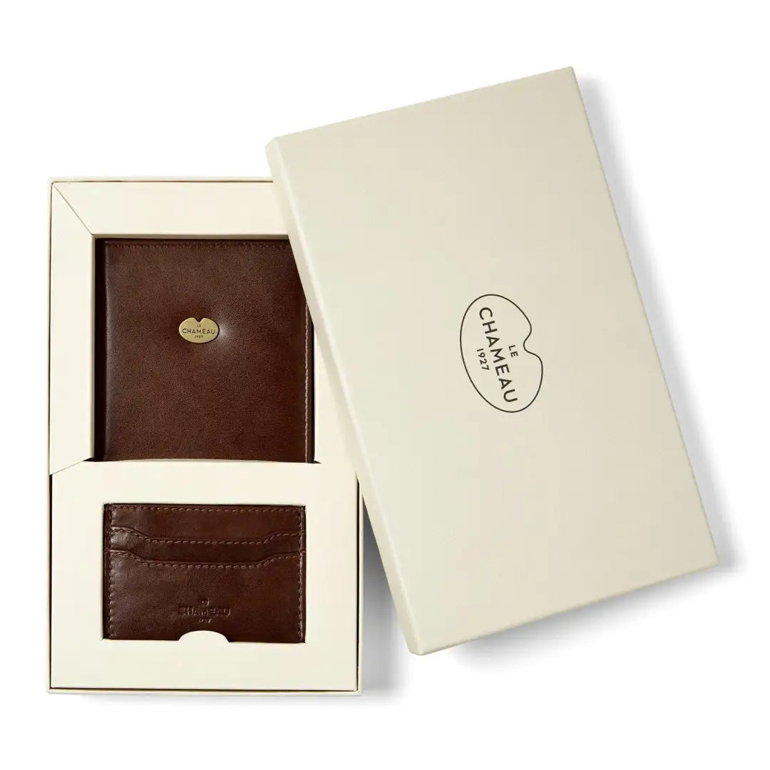 Gift set featuring a stylish leather wallet and card wallet in a chic box