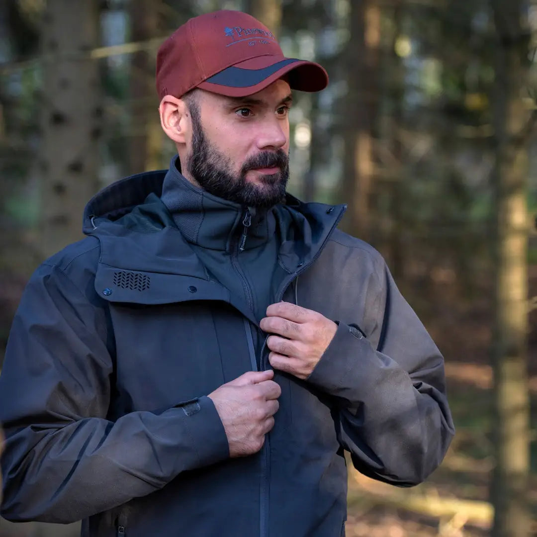 Bearded man in a red cap wearing Pinewood Abisko Telluz Jacket anthracite outdoors