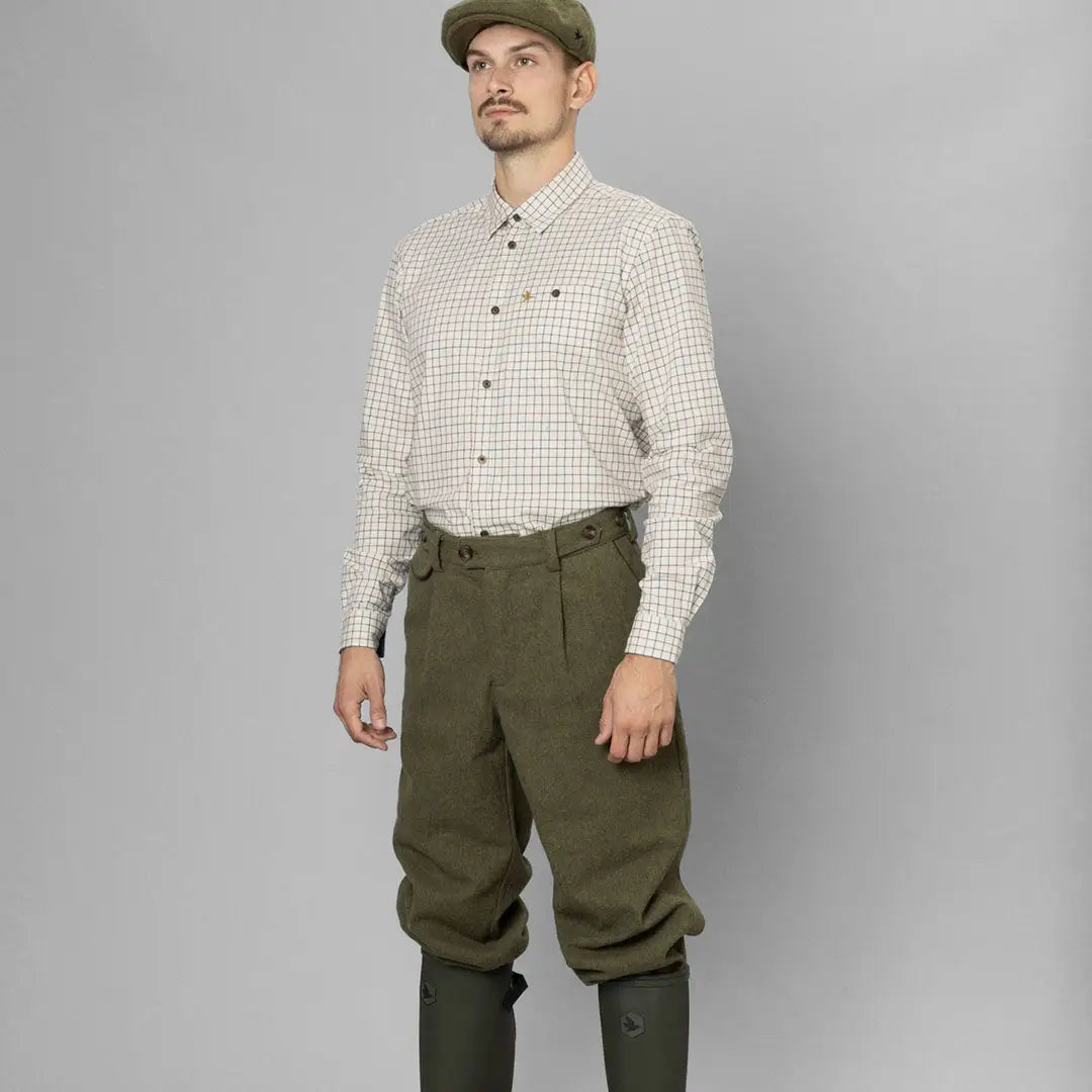 Man in vintage checked shirt and flat cap showcases Seeland Hillside Breeks