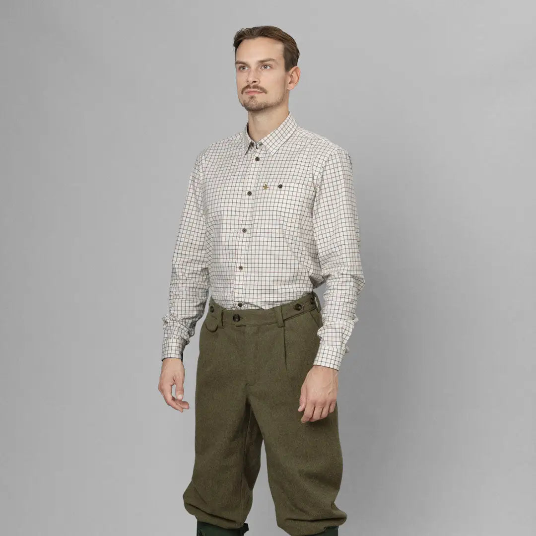 Man in a checkered Seeland Oxford Shooting Shirt made of breathable cotton blend