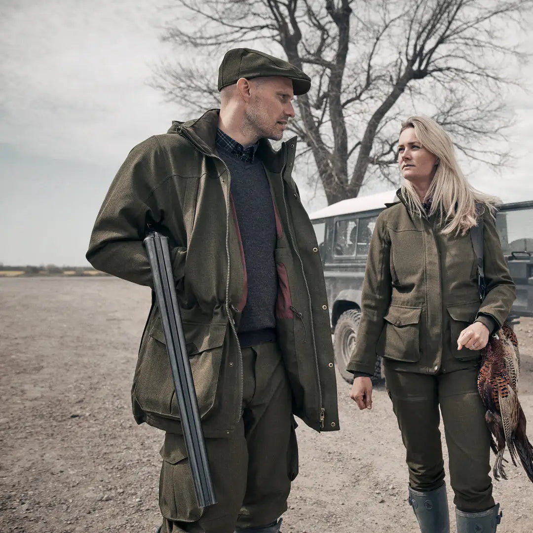 Two hunters in Seeland Woodcock Advanced Jacket outdoors with a shotgun ready for action