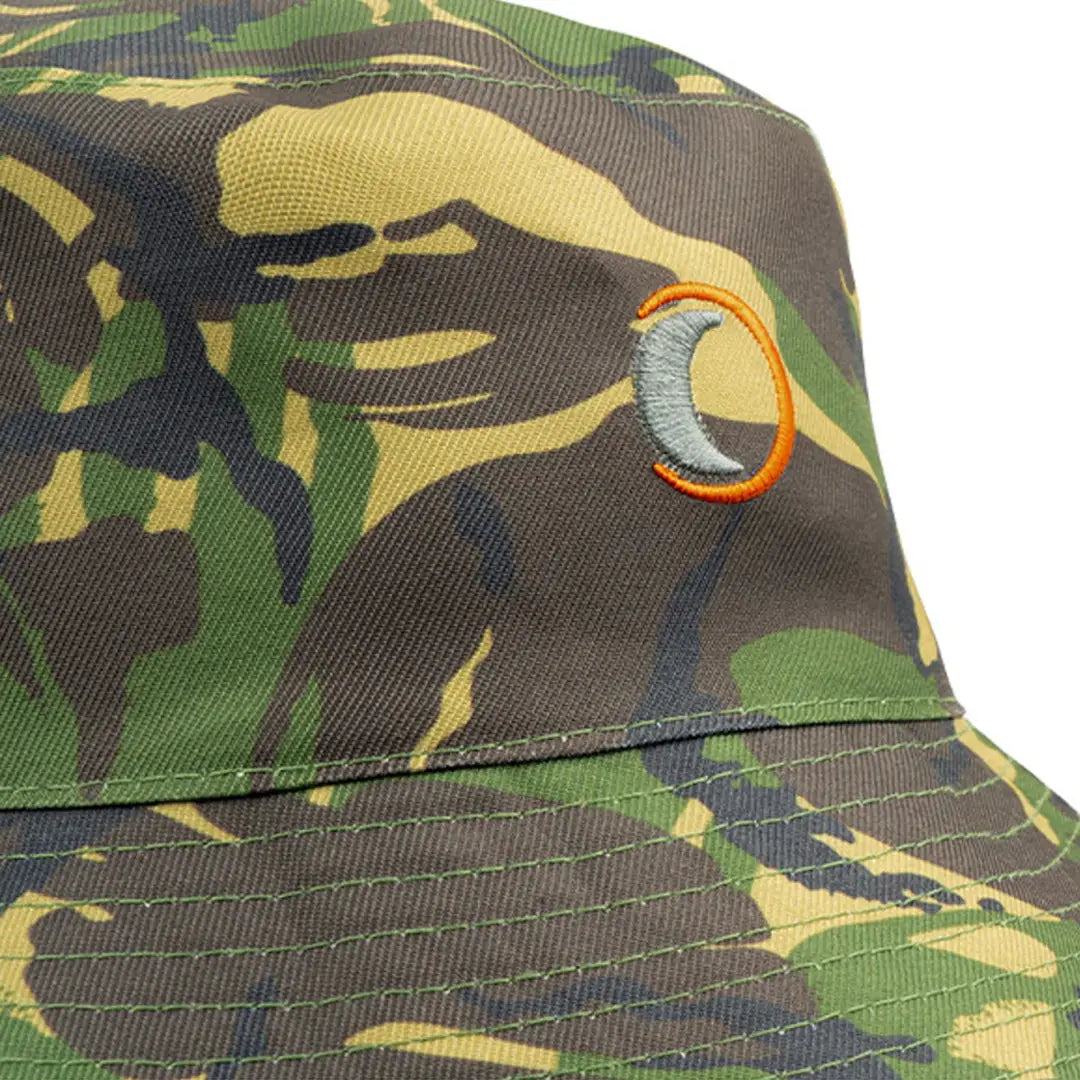 Camouflage-patterned Speero Reversible Bucket Hat with a chic circular emblem