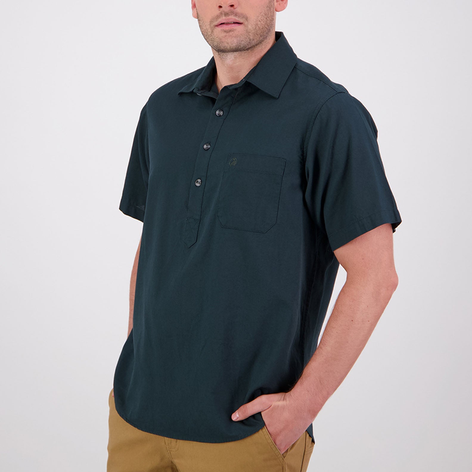 Man in dark green short-sleeved Swanndri Paihia V2 Shirt for country clothing, hunting, outdoors